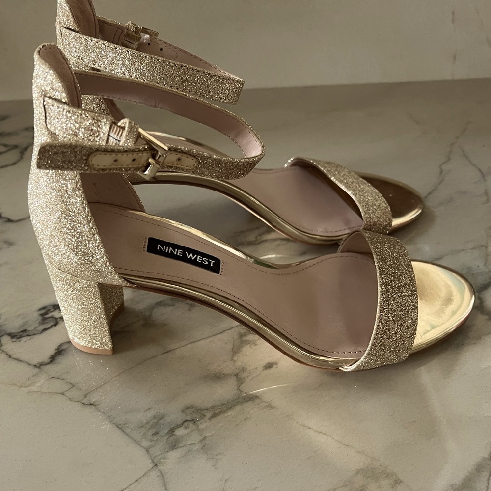 NWOT Nine West open-toe dress sandal in sparkly gold. SZ 8.5 M